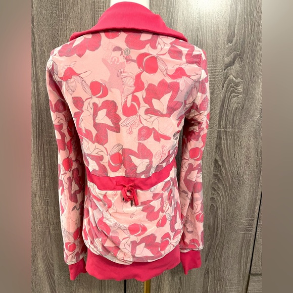 LULULEMON Pink & Floral Mesh Reversible Zip up Jacket. - Picture 4 of 10